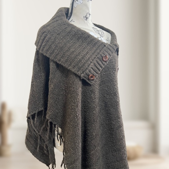 Le Château Brown Button Up Fringed Knit Shrug Poncho No Size - Picture 3 of 6